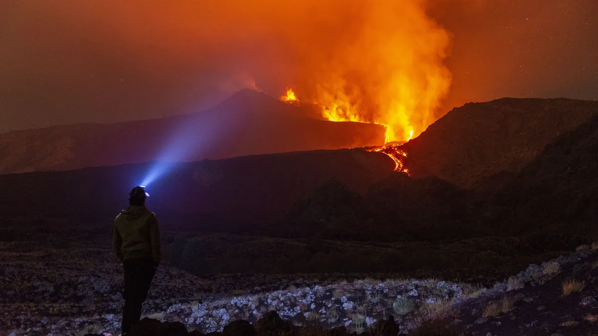 Meghosszabbították a cataniai repülőtér lezárását az Etna kitörése miatt.