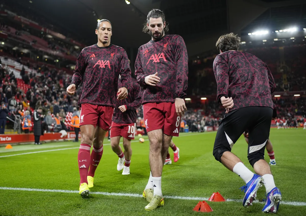 Virgil van Dijk, a Liverpool csapatkapitánya és Szoboszlai Dominik