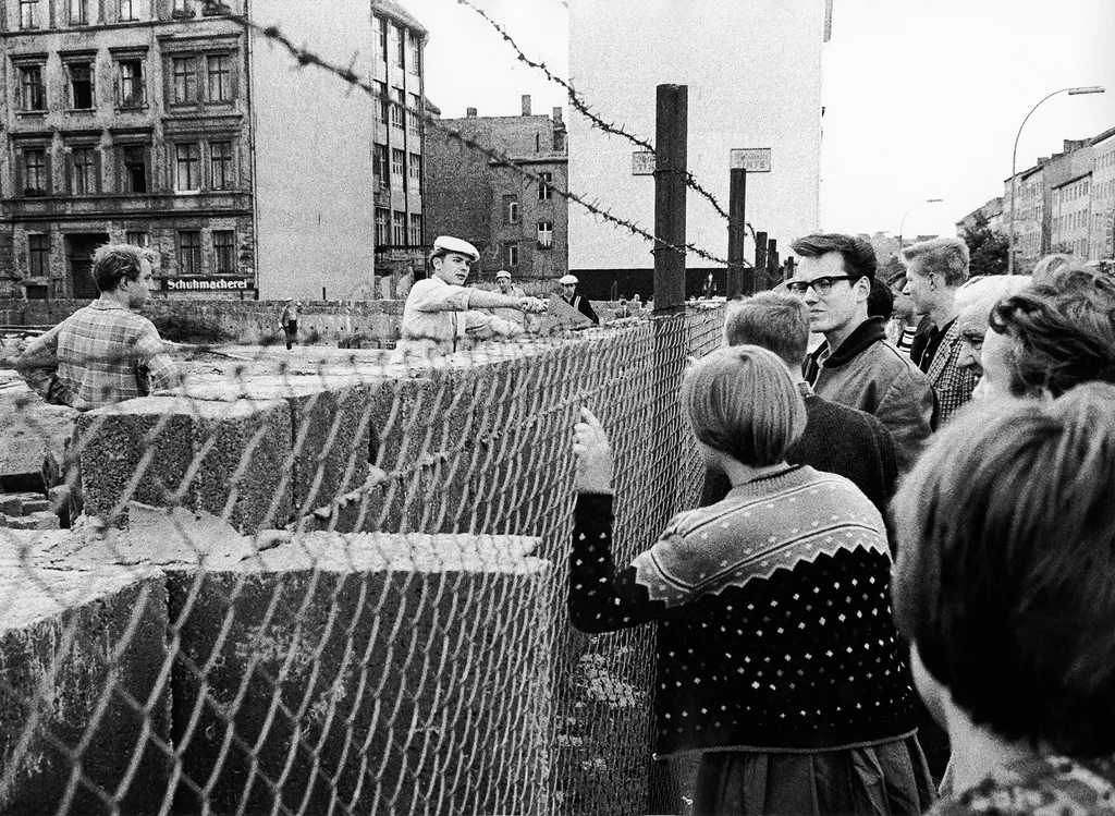 a berlini fal építése, berlinifalépítése