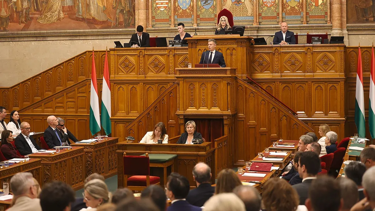 Magyar Péter felszólalásával indult az Országgyűlés rendkívüli ülése – élőben az Origón