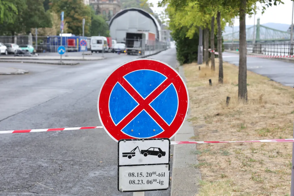 2026.08.17. Készülődés az augusztus 20-i ünnepi programokra. A budai Műegyetem közelében már lezárták a rakpartokat és építik az ünnepi kellékeket.