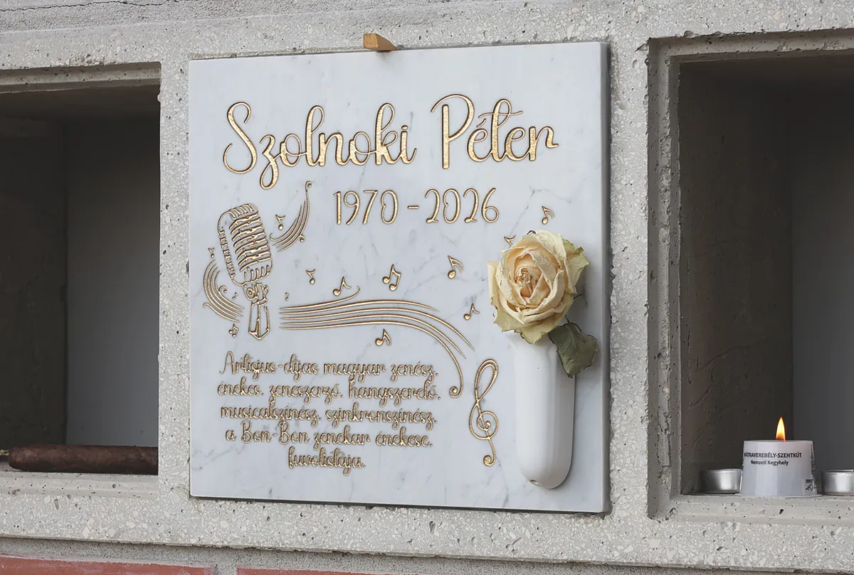 Szolnoki Péter sírfeliratát aranyozott betűkkel írták
