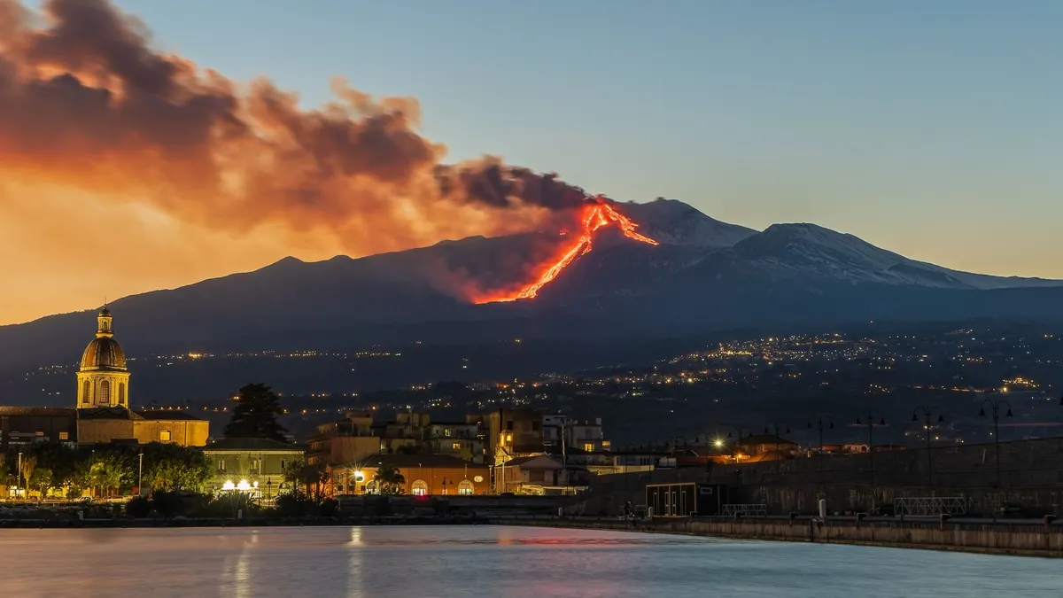 Az Etna, amely a világ legveszélyesebb tűzhányói közé tartozik, drámai hátteret nyújt Catania városának.