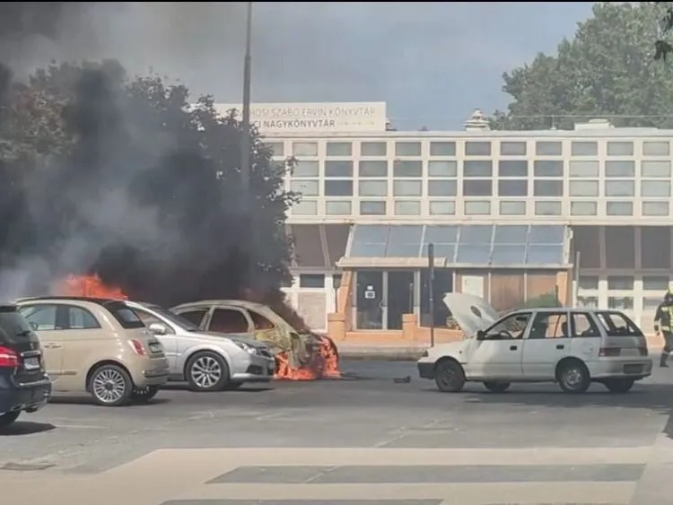 Kigyulladt két autó a szakrendelő előtt