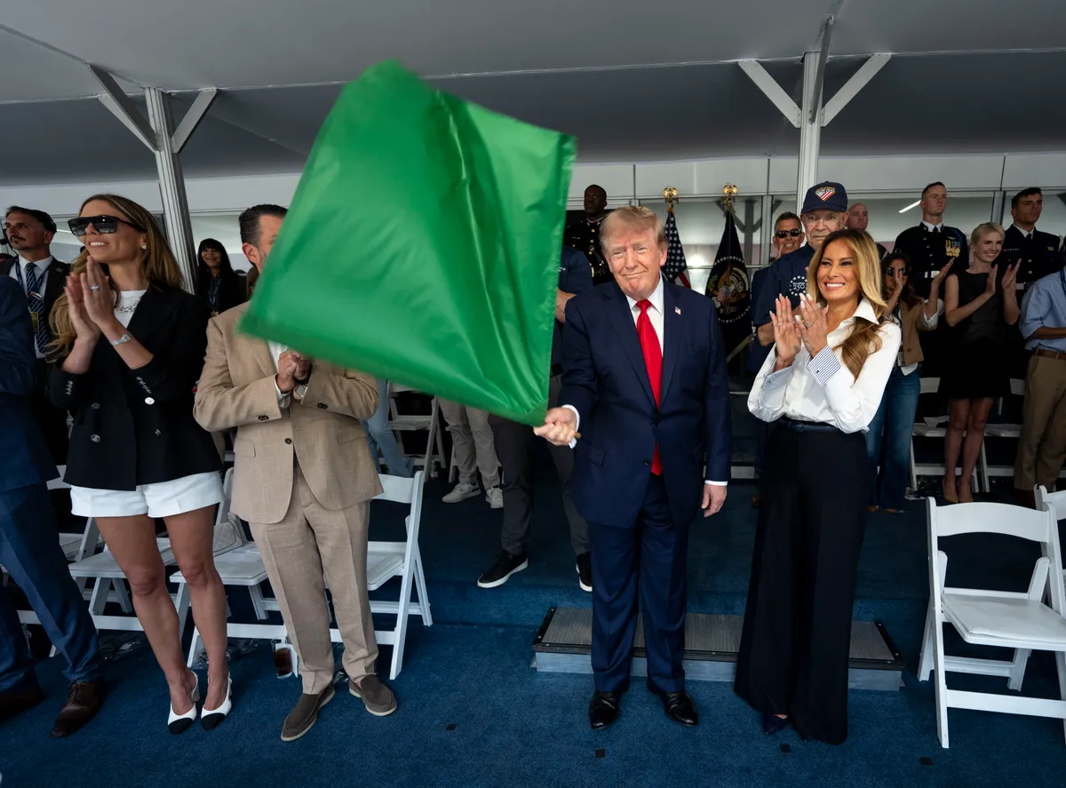 Trump zöld zászlót lengetve nyitotta meg a futamot Washingtonban Fotó: POOL / GETTY IMAGES NORTH AMERICA