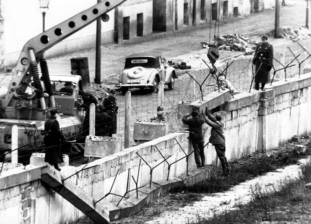 a berlini fal építése, berlinifalépítése