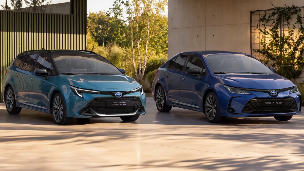 Sarki kék (fekete tetővel) vagy mélykék a Toyota Corolla 60th Anniversary Edition színe.