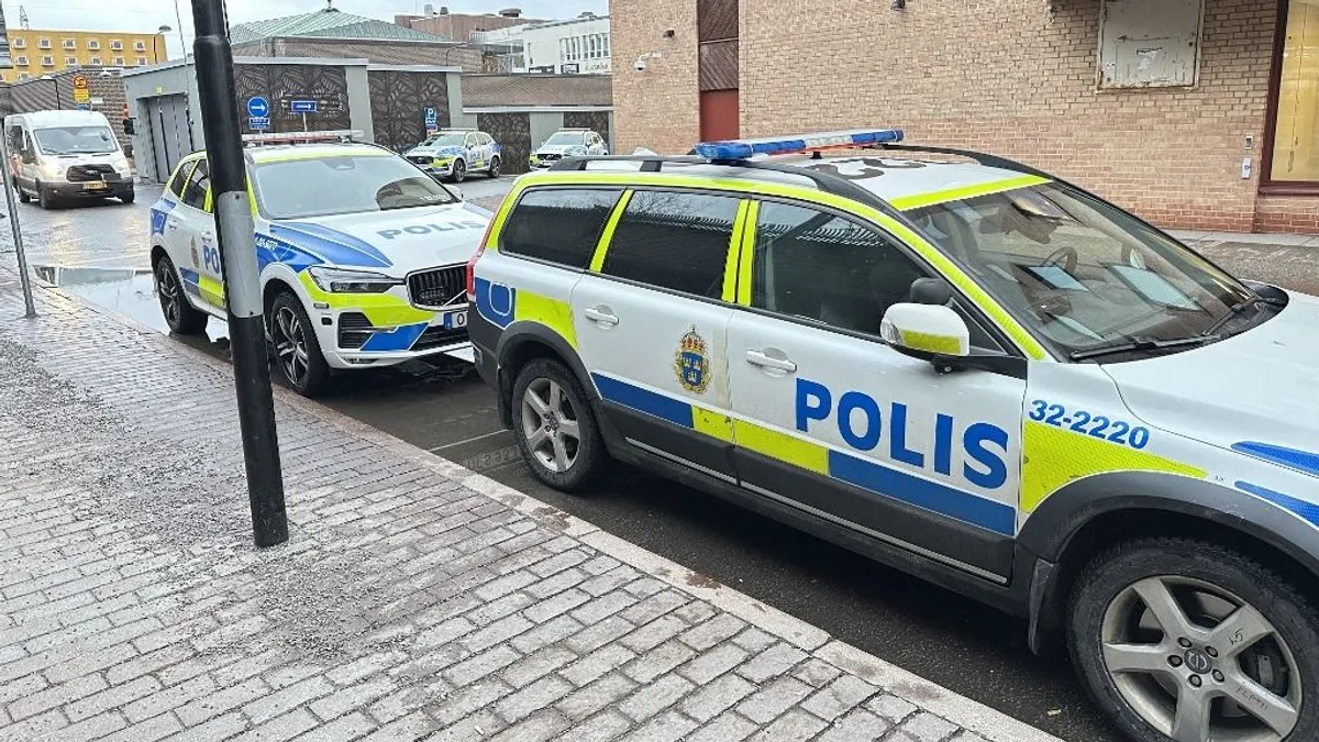 Karddal támadt emberekre egy férfi egy svédországi iskolában, többen megsebesültek