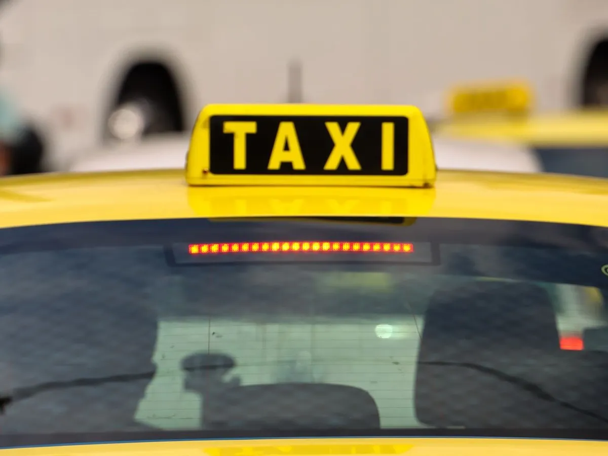 Hatalmas torlódás alakult ki a Liszt Ferenc repülőtéren az új fizetési rendszer miatt, egyes taxisok kilépési díja 6600 forintra nőtt