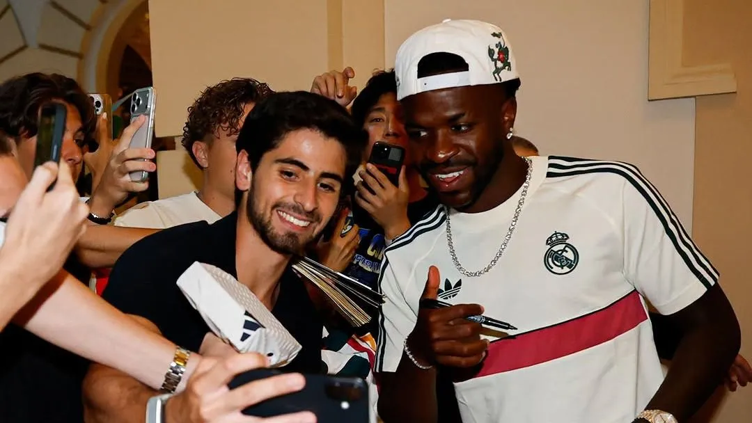 Hömpölygő tömeg várta a Real Madridot és Vinícius Júniort a budapesti Anantara New York Palace Hotel előtt