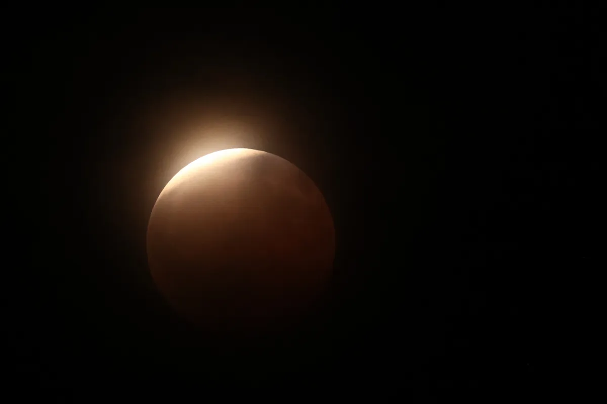 Részleges holdfogyatkozás volt péntek hajnalban