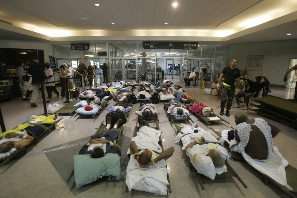 Katrina hurrikán, Katrinahurrikán, New Orleans, 2005, Katrina hurrikán 2005,
Refugees wait to be evacuated at the New Orleans International airport, in New Orleans, Louisiana, 03 September, 2005. The airport has become the main location to gather all vict