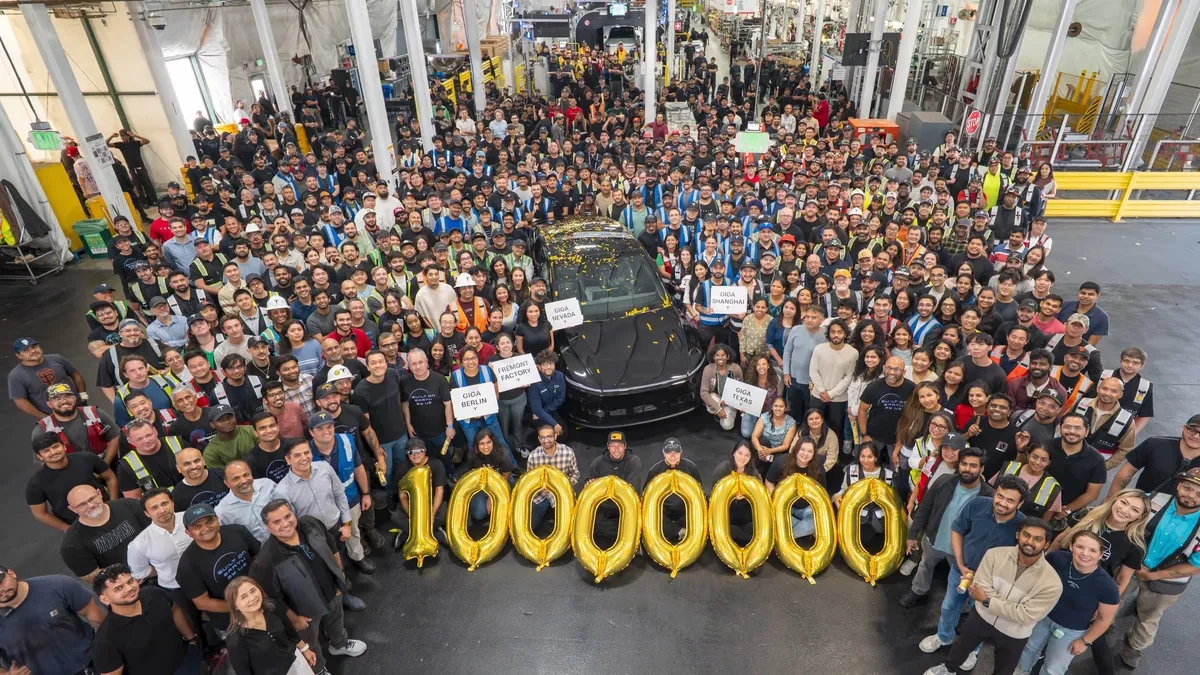Jelenleg a Model 3, a normál és a nyújtott Model Y alkotja a Tesla érdemi kínálatát.