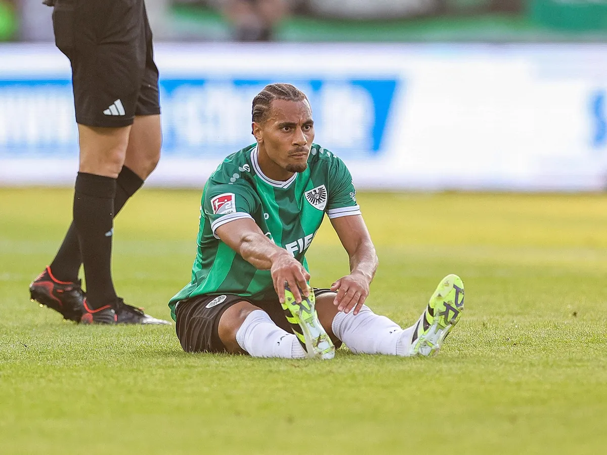 firo : 08.08.2025 Football, Football 2.Bundesliga second Bundesliga, 2025/2026, 25/26 SCP SC Preussen Preussen Munster Muenster - SC Paderborn SCP 1:1 Etienne Amenyido of Preussen Munster is injured injury injured on the ground (Photo by Jan Fromme / firo Sportphoto / dpa Picture-Alliance via AFP)