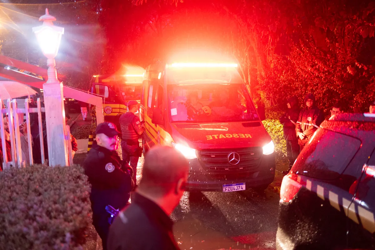 Mentők és rendőrök a Voepass 2283-as járata becsapódásának helyszínén