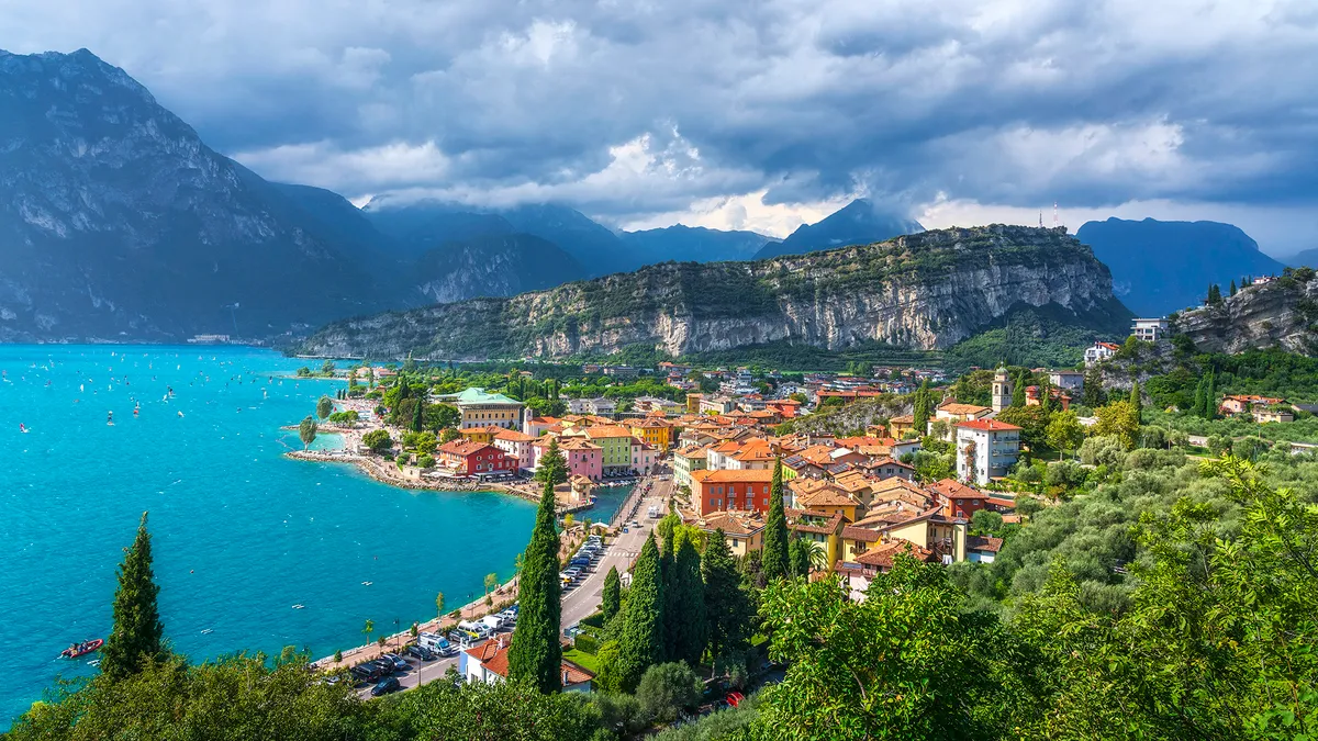 Torbole sul Garda látképe a Garda-tó mellett. 