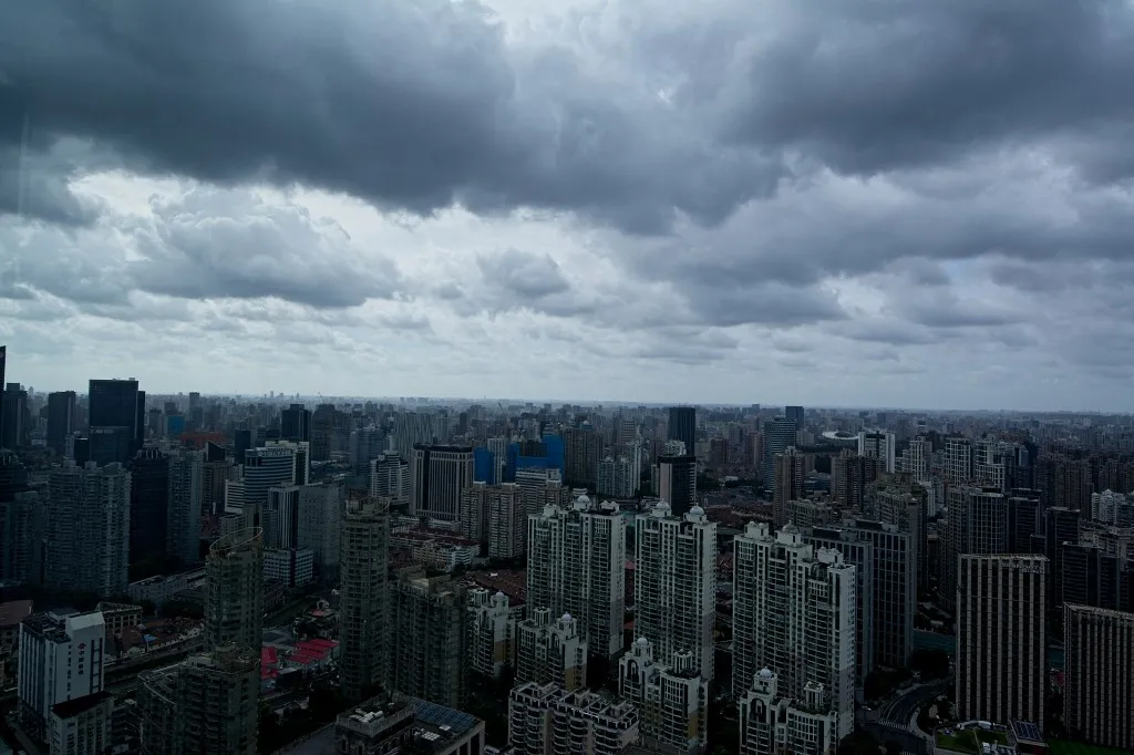 Dark clouds are seen at the North Bund in Shanghai, China, as Typhoon Dolphin approaches the country. (Photo by Ying Tang/NurPhoto) (Photo by Ying Tang / NurPhoto via AFP), Dolphin tájfun