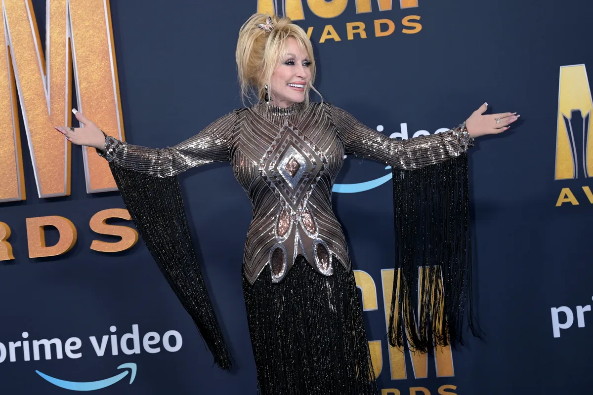 Dolly Parton, DollyParton,(FILES) US singer and songwriter Dolly Parton arrives for the 57th Academy of Country Music awards at the Allegiant stadium in Las Vegas, Nevada on March 7, 2022. Legendary US singer-songwriter and country music legend Dolly Parton has died at the age of 80, her family announced on August 25, 2026. (Photo by Bridget BENNETT / AFP)