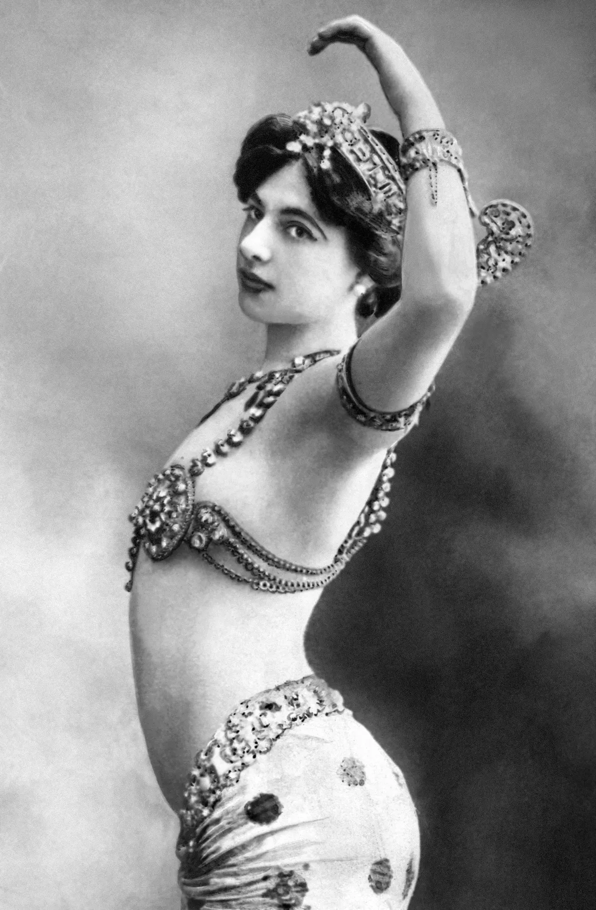 Mata hari tánc közben
