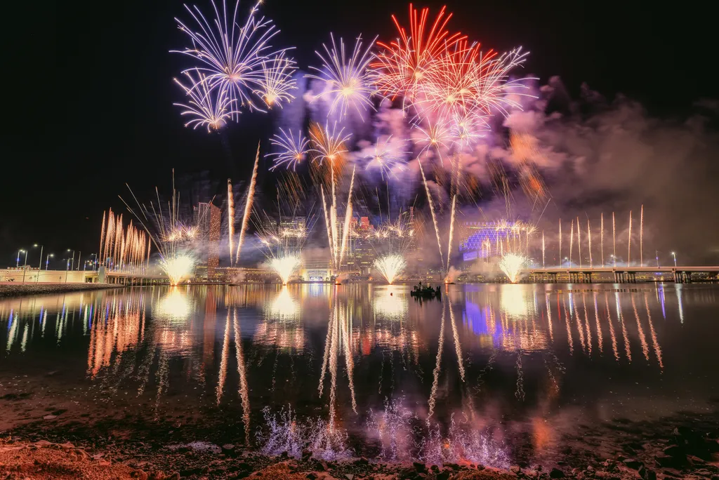 Abu-Dzabi – több mint egyórás fényorgia: a 2026-os szilveszteri ünnepségen a Sheikh Zayed Festival területén 62 percen keresztül folyamatosan tartott a tűzijáték, különleges rekordokkal kiegészítve.