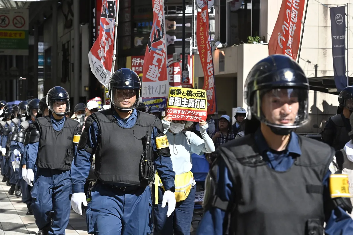 A tüntetők elégedetlenek a japán kormány enyhítéssel kapcsolatos terveiről
