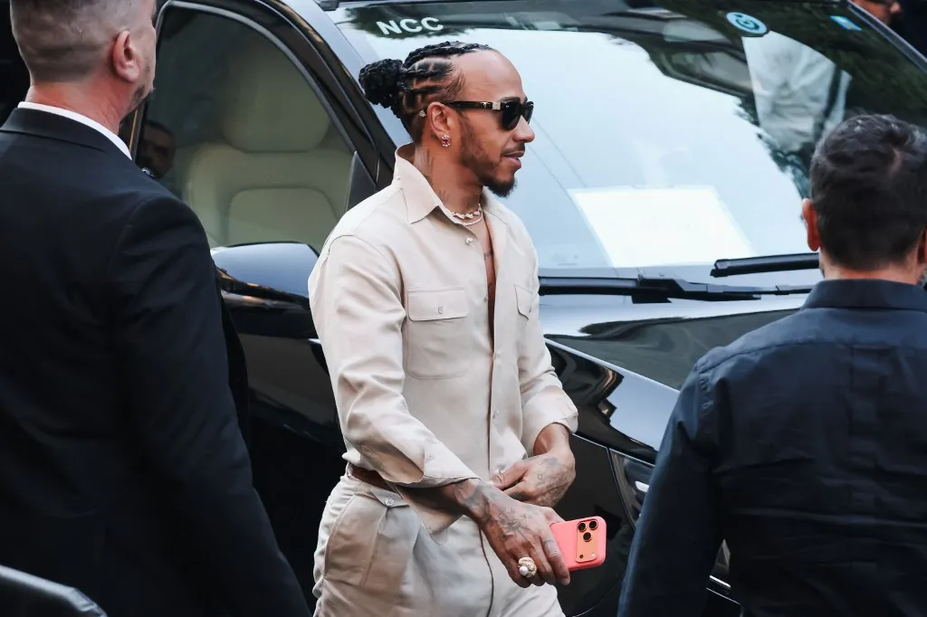 Lewis Hamilton imádja a különleges ruhadarabokat