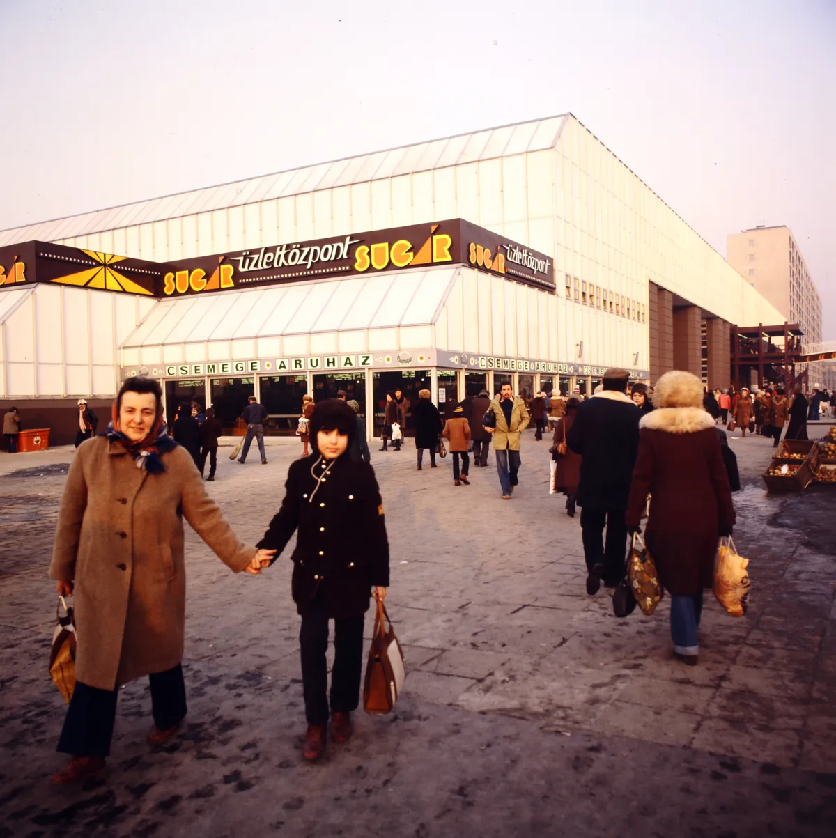 Az Örs vezér tere 1983-ban, háttérben a SUGÁR üzletközponttal