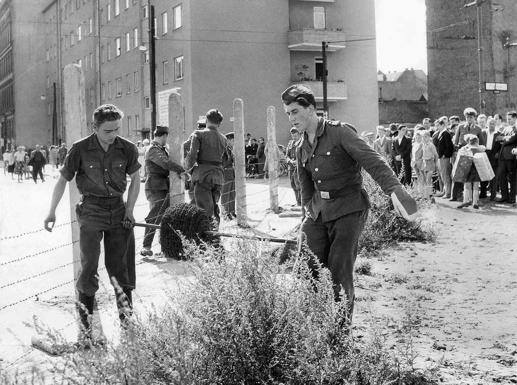 a berlini fal építése, berlinifalépítése