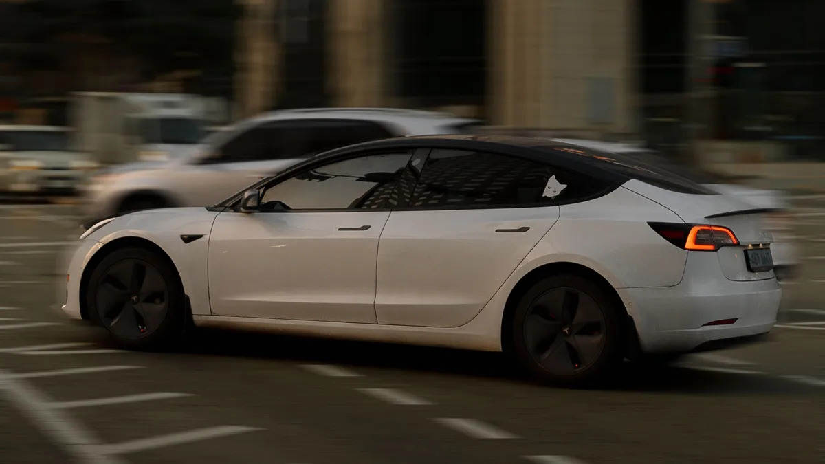 Közel hárommillió Tesla autót hívnak vissza biztonsági aggályok miatt.  