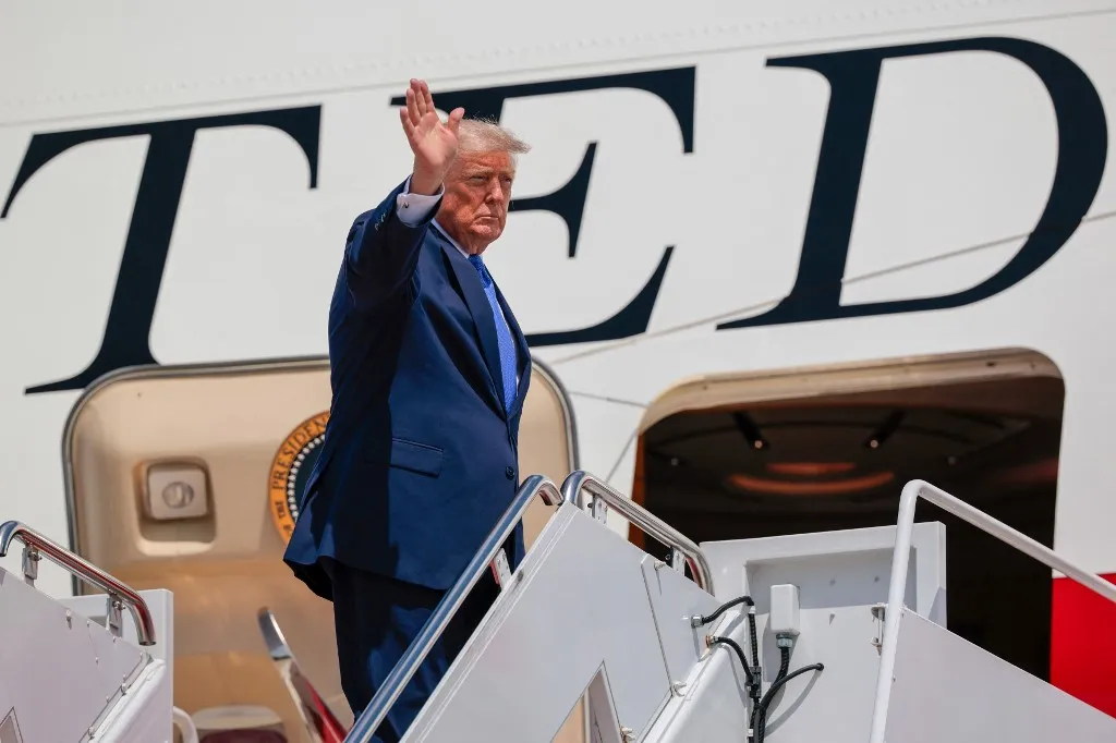 JOINT BASE ANDREWS - AUGUST 04: U.S. President Donald Trump waves as he boards Air Force One before departing on August 04, 2026 at Joint Base Andrews, Maryland. Trump is traveling to Los Angeles to attend a RNC fund raising event and then onto Las Vegas for a rally on August 5th.   Chip Somodevilla/Getty Images/AFP (Photo by CHIP SOMODEVILLA / GETTY IMAGES NORTH AMERICA / Getty Images via AFP)