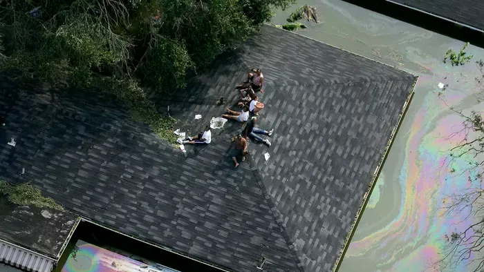 Katrina hurrikán, Katrinahurrikán, New Orleans, 2005, Katrina hurrikán 2005,
People are stranded on a roof due to flood waters from Hurricane Katrina 30 August 2005 in New Orleans, Louisiana. It is estimated that 80 percent of New Orleans is under flood w
