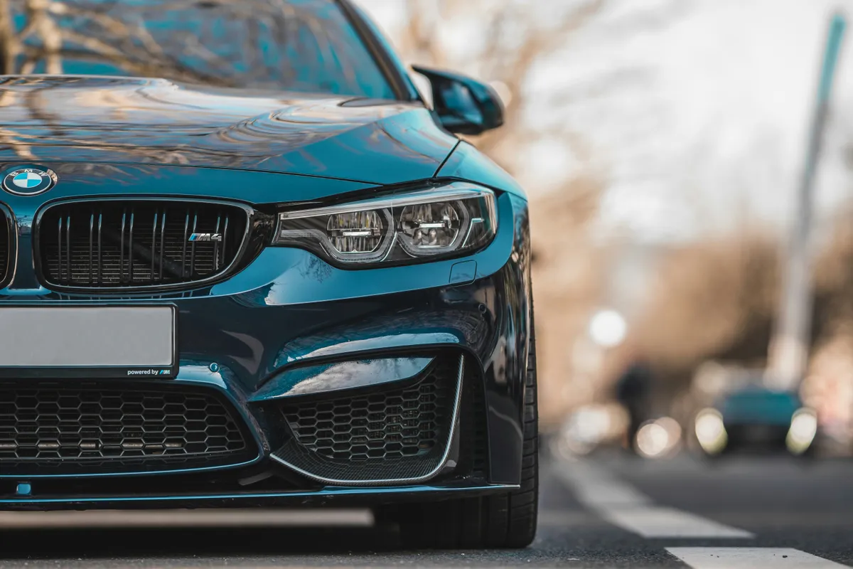 Videó rögzítette a baleset pillanatát, amikor a BMW az álló Volvónak ütközött