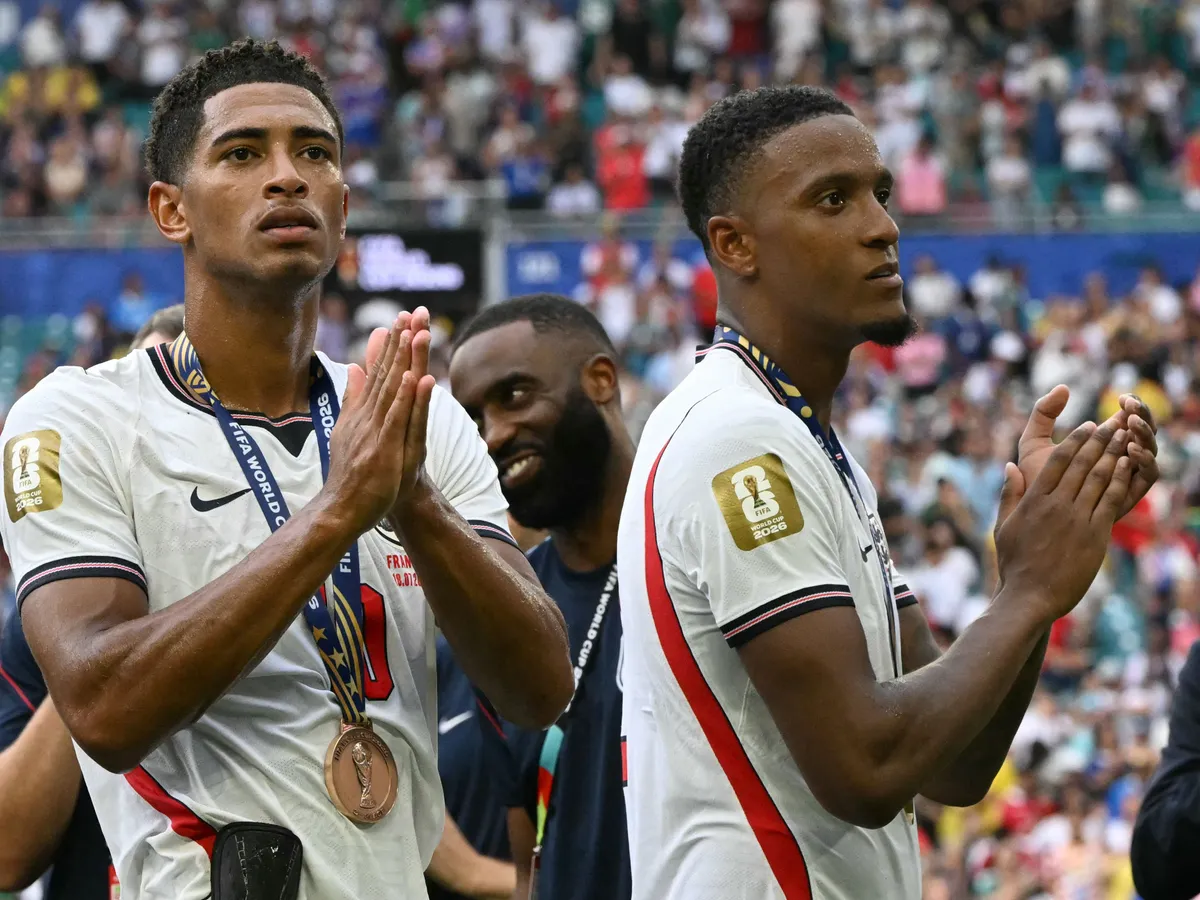 Az angol válogatott Ezri Konsa (jobbra) az Arsenal játékosa lesz