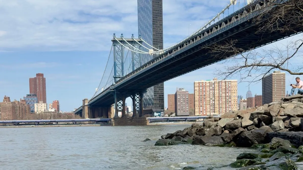 Egy meztelen férfi mintegy 85 méteres magasságból vetette magát a folyóba New Yorkban