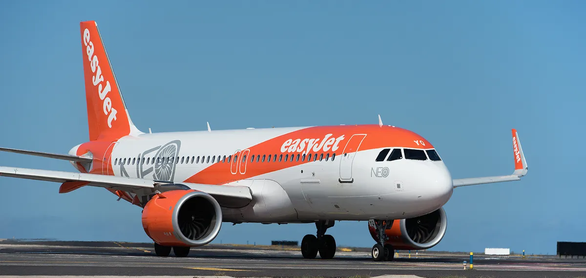 EasyJet gép egy repülőtéren