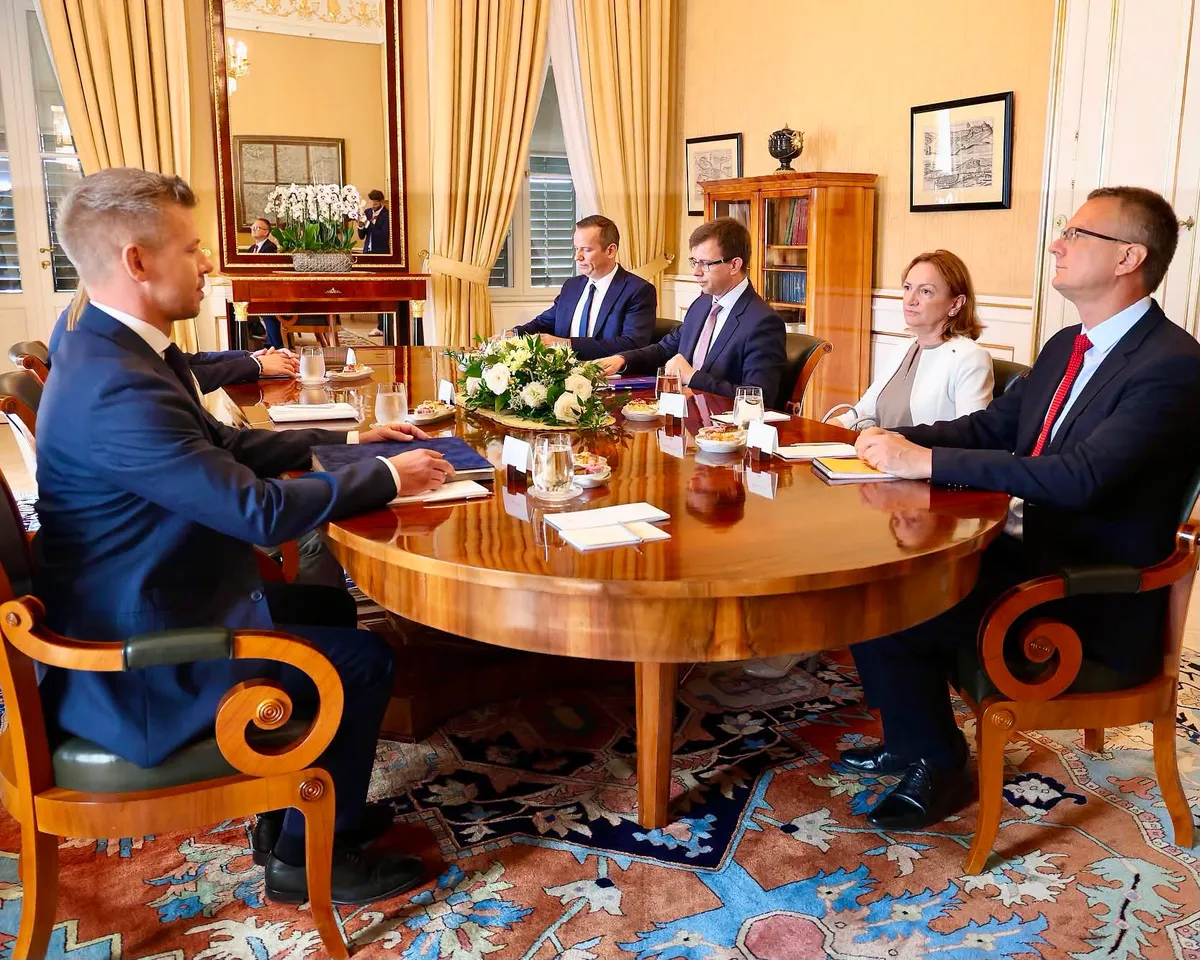 A kialakult energiaválság miatt a Sándor-palotában Magyar Péter miniszterelnök a parlamenti pártok frakcióvezetői egyeztetett (Forrás: Facebook/Forsthoffer Ágnes)