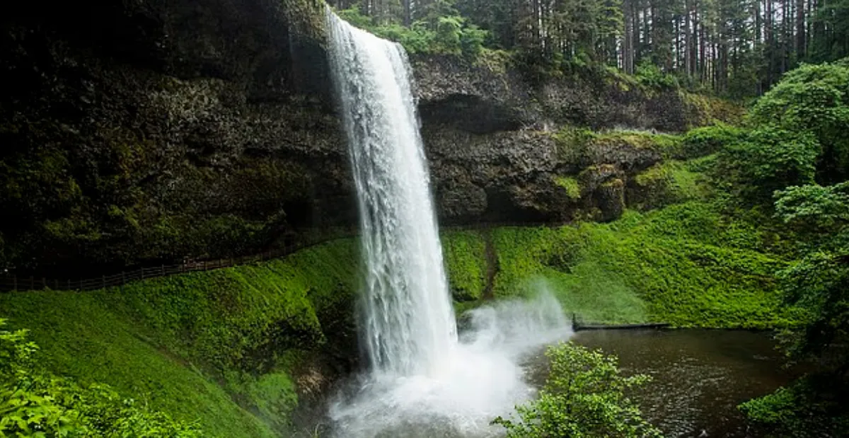 Baleset Oregonban: 54 métert zuhant egy 20 éves turista a vízesésnél