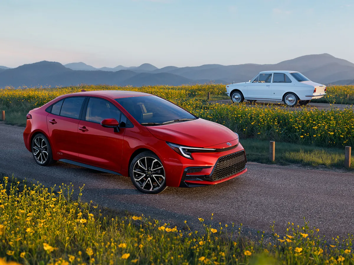 A lépcsős hátú hibridből készíti a születésnapi szériát a Toyota.