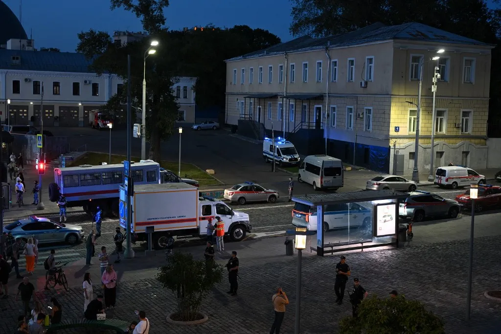 MOSCOW, RUSSIA - AUGUST 01: Emergency service teams arrive at the scene after an explosion occurred at a restaurant, causing a fire in Moscow, Russia, on August 01, 2026. According to initial reports, at least 3 people lost their lives and more than 15 others were injured in the blast. Natalia Kolesnikova / Anadolu (Photo by NATALIA KOLESNIKOVA / Anadolu via AFP), robbantás, Moszkva, étterem