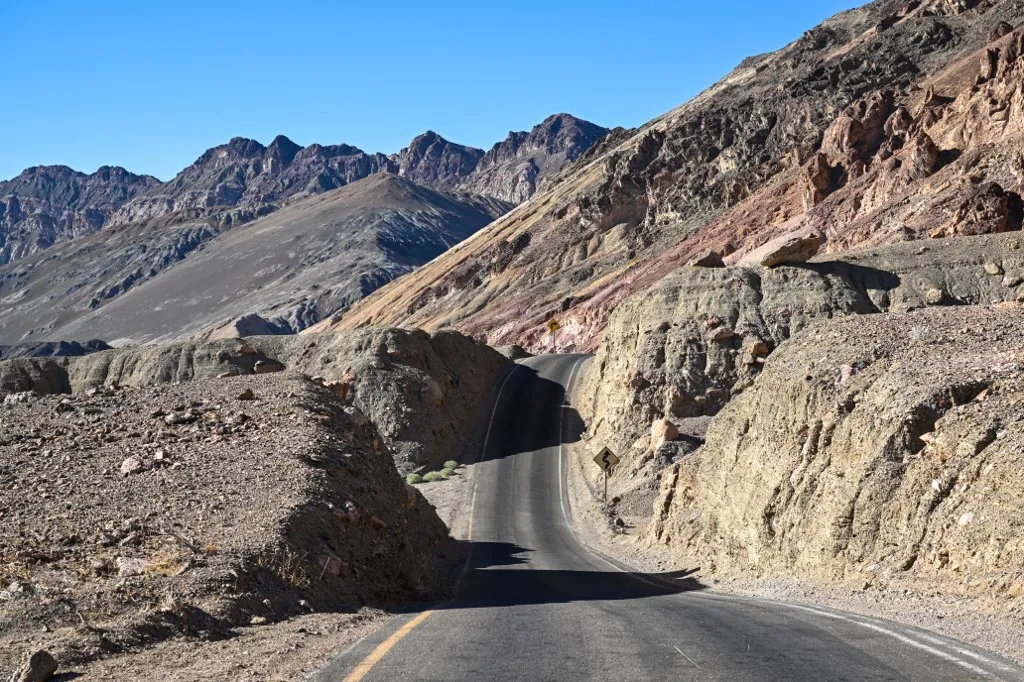 Death Valley, extrém hőség, francia férfi, Kalifornia, nemzeti park, 46 fok A turista a Halál-völgy rendkívüli hőségében indult gyalog segítséget keresniDEATH VALLEY, CALIFORNIA - AUG 2: A view of scenic road during extreme heat wave in Death Valley National Park of California, United States on August 2, 2026. Death Valley is widely recognized as the hottest air temperature location on Earth, holding an official record of 134°F (56.7°C) set at Furnace Creek on July 10, 1913, though modern experts debate this reading. Tayfun Coskun / Anadolu (Photo by Tayfun Coskun / Anadolu via AFP)