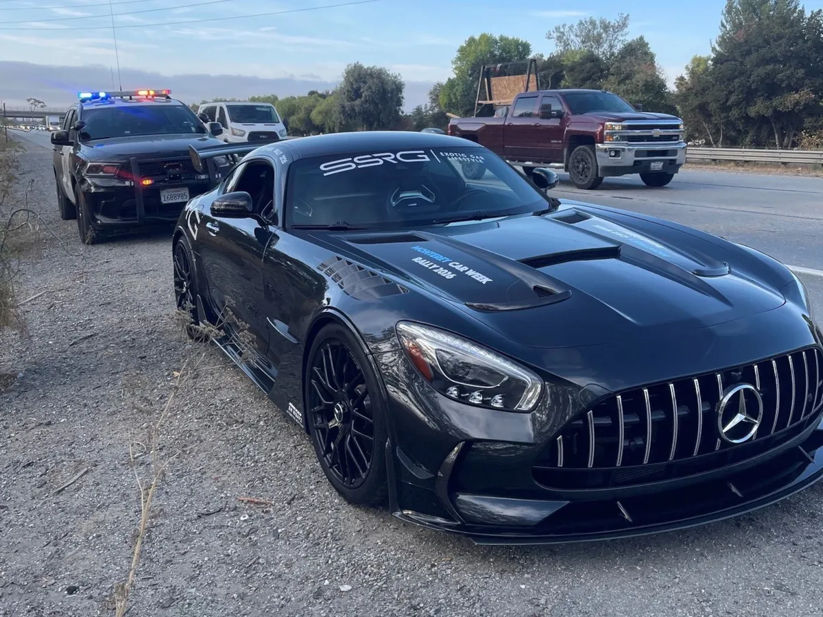 Rengeteg szuperautó érkezik a Monterey Car Week-re, amire természetesen a rendőrök is készültek.