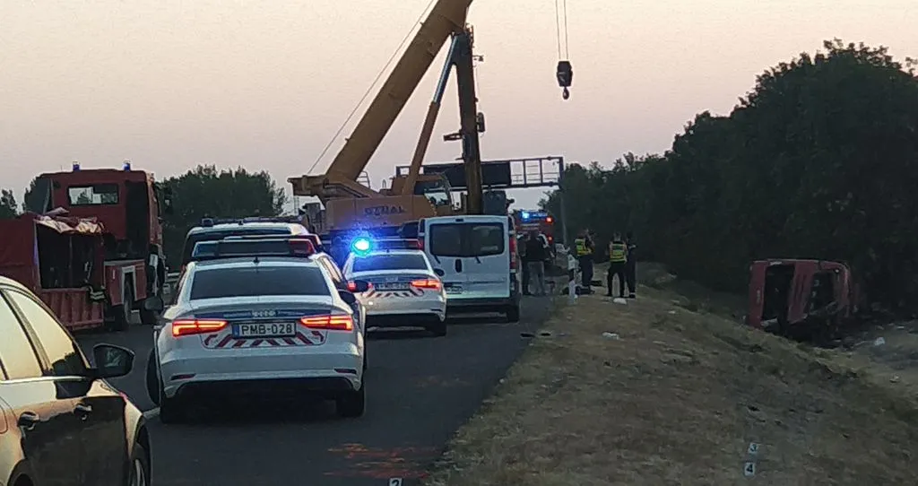 M3-as buszbaleset: megrázó képek érkeztek a helyszínről – galéria