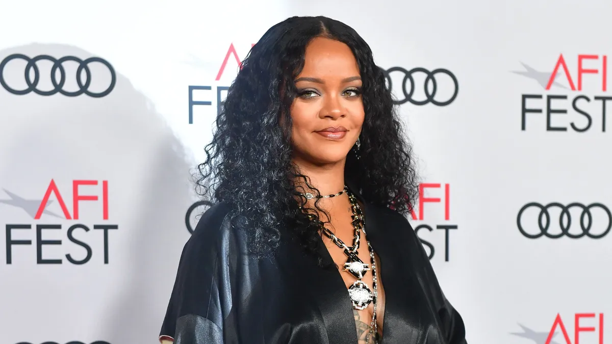 Rihanna három gyermekével tért vissza arra a barbadosi utcára, ahol felnőtt. A hely ma már az énekesnő nevét viseli.