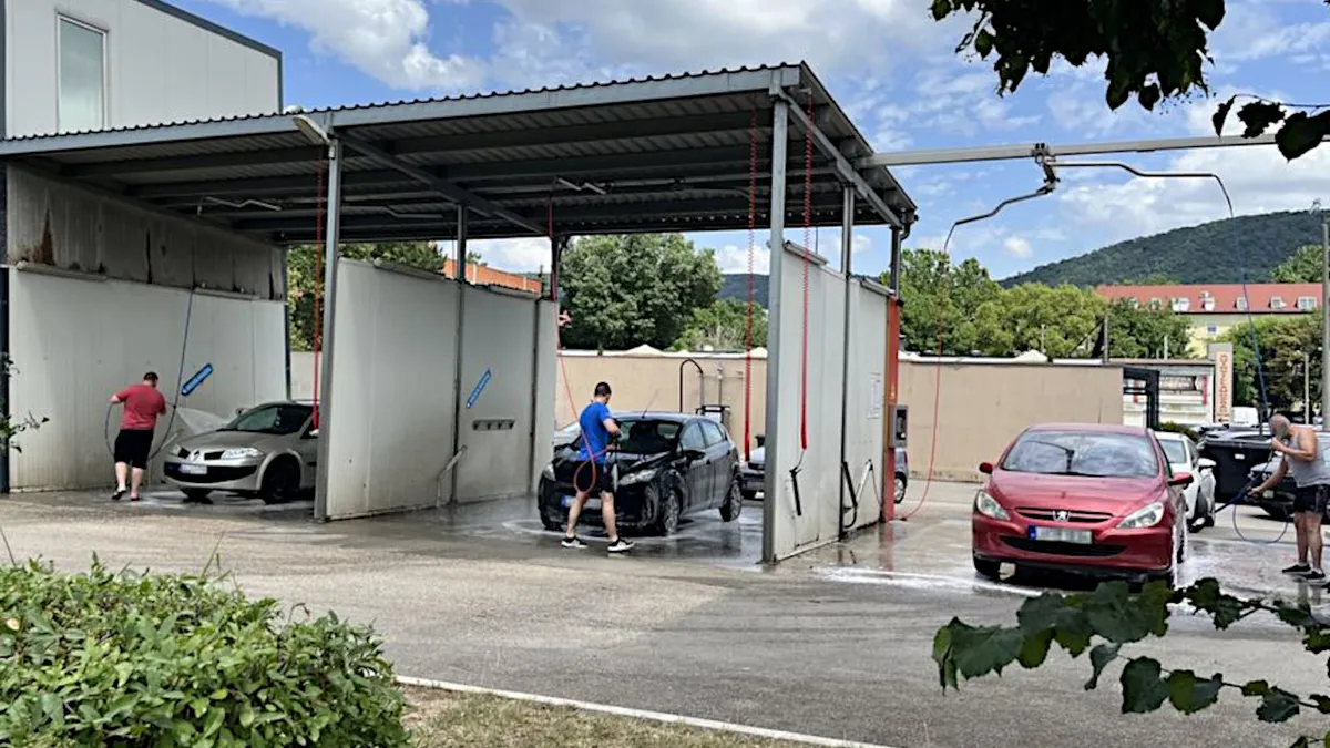 Az alapos áztatás a lényeg a szaharai por eltávolításánál, a mechanikus - kefés - beavatkozást érdemes kerülni.