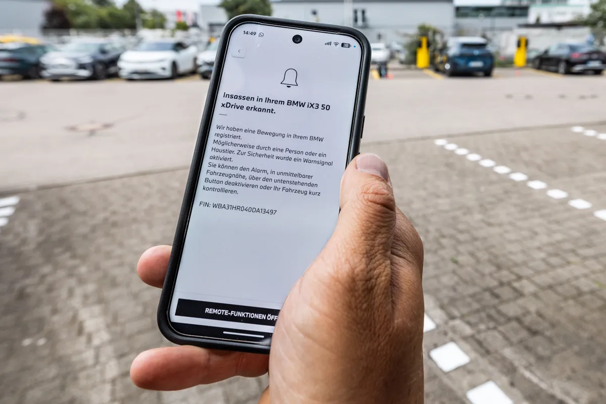 Der BMW gibt auch eine Warnung auf dem Smartphone aus - sofern die entsprechende App installiert ist. / Weiterer Text über ots und www.presseportal.de/nr/7849 / Die Verwendung dieses Bildes für redaktionelle Zwecke ist unter Beachtung aller mitgeteilten Nutzungsbedingungen zulässig und dann auch honorarfrei. Veröffentlichung ausschließlich mit Bildrechte-Hinweis.
