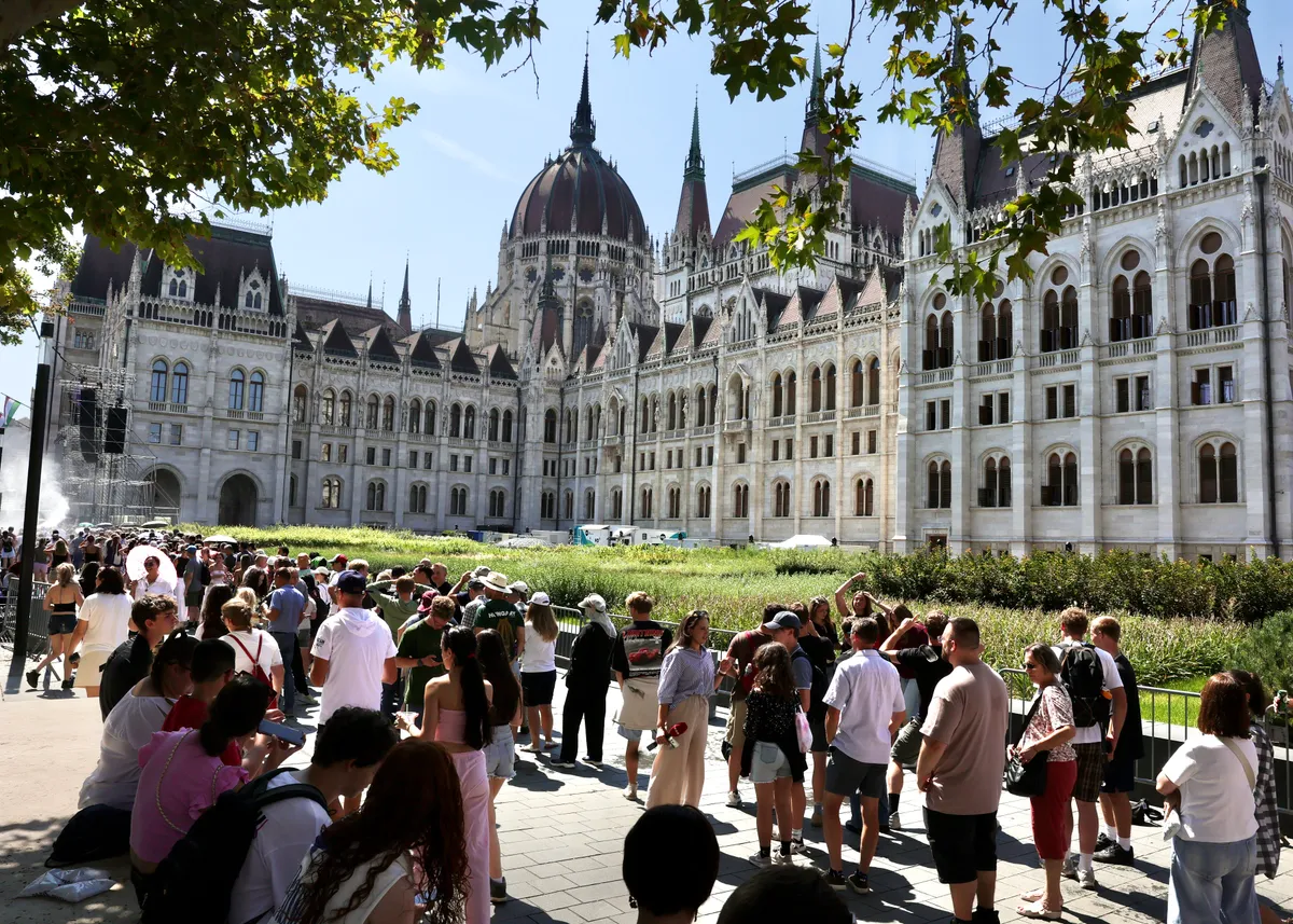 Ingyenes parlamenti látogatás augusztus 20. 2026.08.20. tömeg, szent korona,