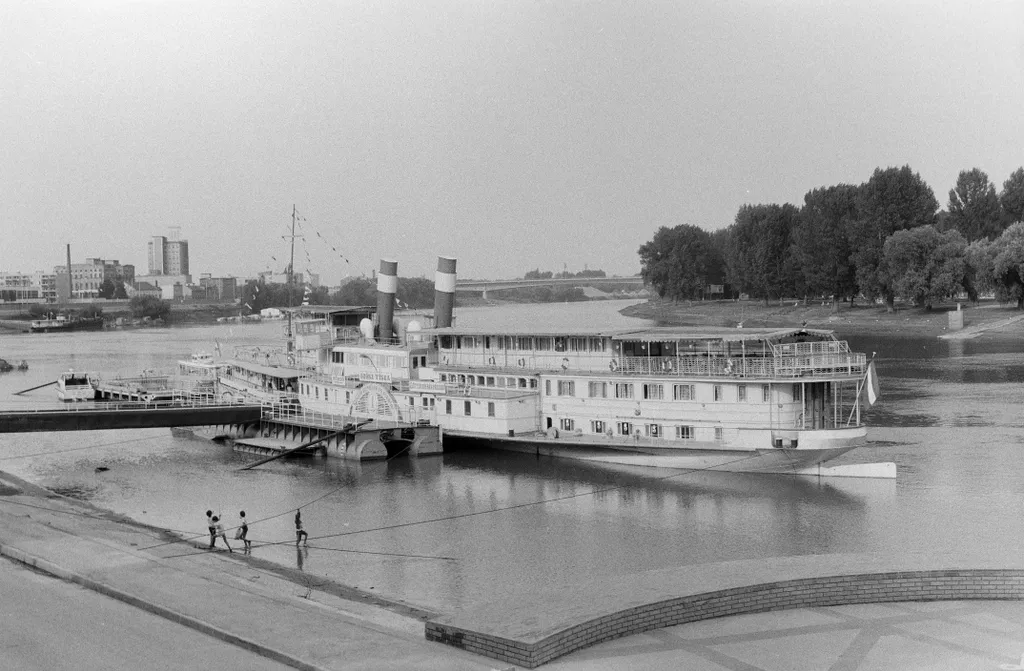 sétahajóként működött 1976-ig. Ezt követően Budapesten tartották állóhajóként, majd 1978-ban Szegedre vontatták, és ugyanilyen funkcióban működött tovább. 1980-tól egy étterem költözött fel rá, majd az 1980-as évek végétől már egy szórakozóhely üzemelt ra