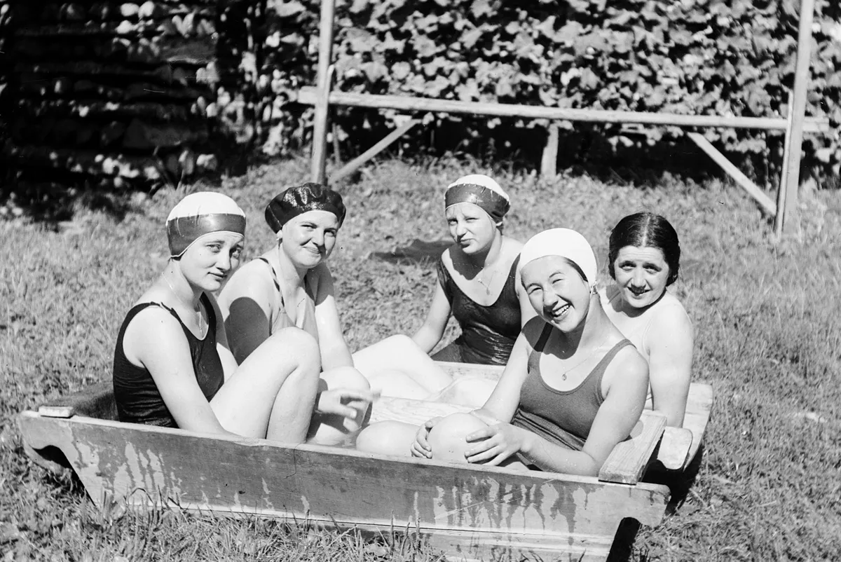 Takarékos vízfogyasztás 1934-ben, amikor dézsában pancsoltak a nők kánikula idején