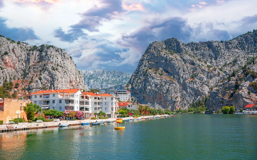 A város mögött meredeken emelkednek a sziklás hegyoldalak, ezért Omiš látványa egészen más, mint a laposabb tengerparti üdülőhelyeké.