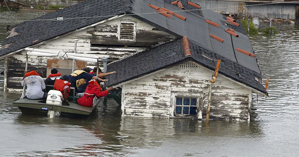 Katrina hurrikán, Katrinahurrikán, New Orleans, 2005, Katrina hurrikán 2005,
Ronald Wood is rescued from his home in New Orleans, Louisiana after Hurricane Katrina made landfall near New Orleans, Louisiana on Monday 29 August 2005. Rescue crews worked fra